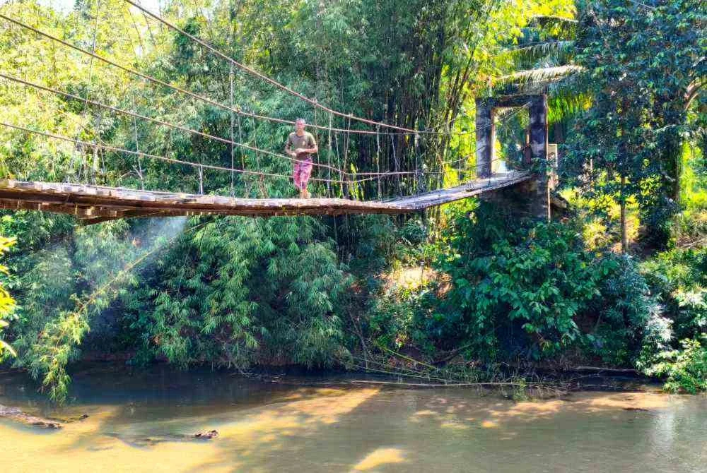 Lebih 500 penduduk di dua buah kampung iaitu Jelekis dan Tok Uban di Lata Rek, Kuala Krai berdepan bahaya apabila jambatan gantung berusia 32 tahun yang menjadi nadi utama urusan harian mereka semakin uzur. - Foto Sinar Harian/Hazelen Liana Kamarudin