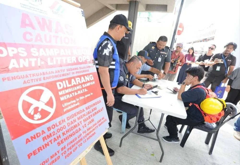 Zainal Fitri melihat tindakan pemberian notis yang diberikan kepada orang ramai sempena operasi berkenaan. 