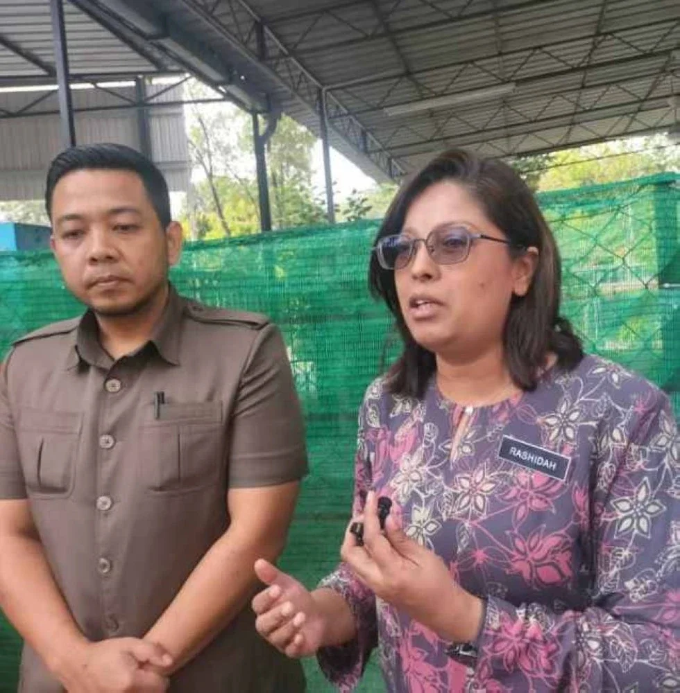 Rashidah mengadakan sidang media di Pusat Pengumpulan Kitar Semula Tekstil di Taman Kejiranan Desa Mawar pada Selasa.