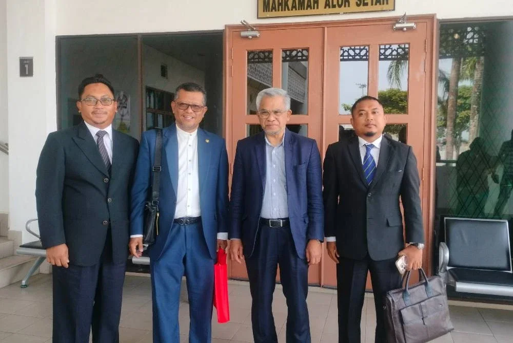 Mohd Daud (dua kanan) dan Muhamad (dua kiri) bersama peguam masing-masing setelah selesai proses mediasi di Mahkamah Alor Setar pada Selasa.