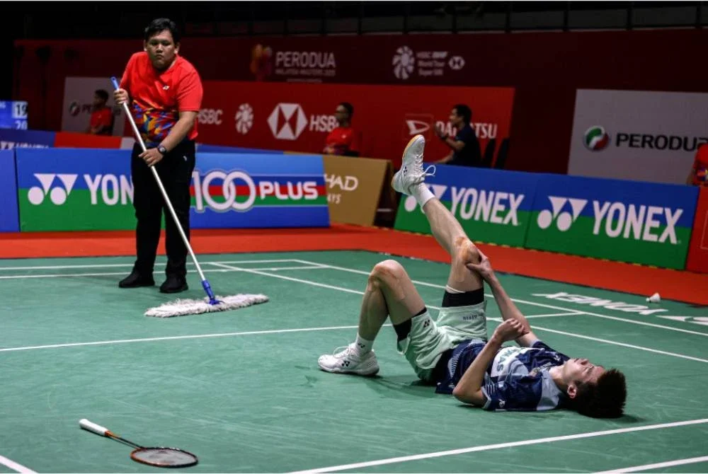 Tze Yong yang mengalami kecederaan ketika menentang pemain Hong Kong, Ng Ka Long Angus pada Kejohanan Masters Malaysia 2025 di Axiata Arena, Bukit Jalil. - Bernama
