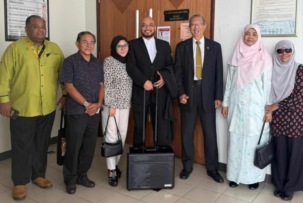 Mohammad Nizar (tiga dari kanan) dan Amirul Fairuzzeen (tengah) berjaya dalam tuntutan saman fitnah secara lisan di Mahkamah Tinggi Ipoh pada Selasa.