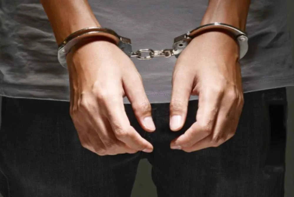 Seorang lelaki ditahan selepas disyaki terlibat kes khianat dengan api di Jalan Serkut 1 Taman Pertama, Kuala Lumpur pada Isnin.