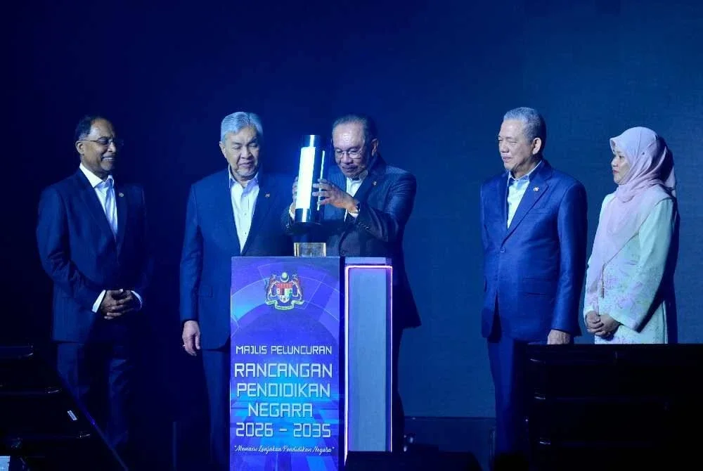 Anwar (tengah) menyempurnakan gimik peluncuran RPN 2026-2035 di PICC pada Selasa sambil diperhatikan oleh Ahmad Zahid (dua dari kiri), Fadillah (dua dari kanan), Fadhlina (kanan) dan Zambry (kiri). Foto: Bernama