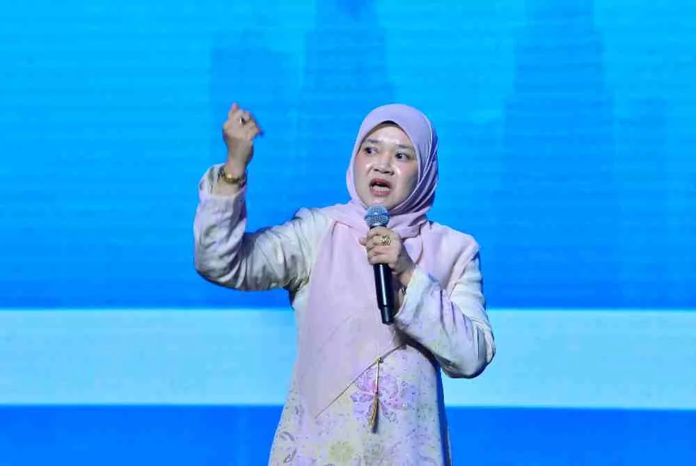 Fadhlina menyampaikan ucapan pada Forum Pendidikan Negara bertajuk Memacu Lonjakan Pendidikan Negara di Pusat Konvensyen Antarabangsa Putrajaya (PICC), pada Selasa. Foto Bernama 