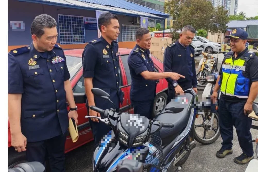 Hamidi (dua dari kanan) melihat motosikal yang disita dalam Ops Pewa yang dijalankan di sekitar ibu kota pada Selasa.