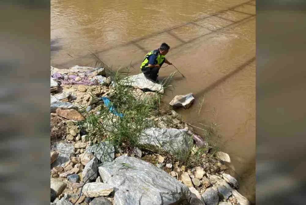 Pegawai JAS Pahang mengambil sampel air Sungai Lipis pada Selasa untuk pemeriksaan.