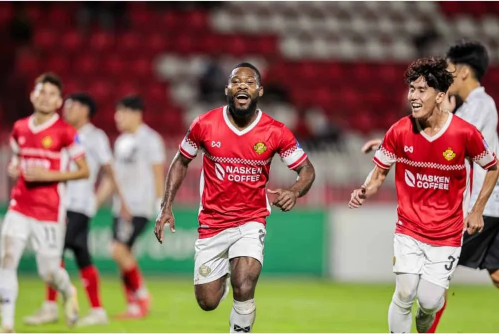 Emmanual Mbraga (tengah) meraihkan jaringan bersama rakan sepasukan semasa perlawanan Liga A1 Semi Pro apabila membelasah Seoul Phoenix 6-0 pada aksi di Stadium Sultan Muhammad IV, Kota Bharu, pada Selasa.