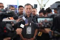 Ramlan mengadakan sidang media selepas meninjau proses pengundian awal bagi PRK Parlimen Kinabatangan dan DUN Lamag di Teratak Ibu Pejabat Polis Daerah Kinabatangan pada Selasa. Foto Bernama
