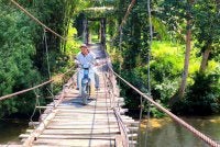 Walaupun berdepan bahaya yang boleh mengancam nyawa, namun Sakeri terpaksa menggunakan laluan tersebut. Foto Sinar Harian/Hazelen Liana Kamarudin