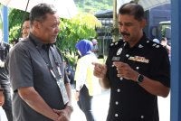 Pengerusi SPR, Datuk Seri Ramlan Harun bersama Ketua Polis Daerah Kinabatangan, Superintenden D Ravi (kanan) ketika meninjau proses pengundian awal bagi Pilihan Raya Kecil (PRK) Parlimen Kinabatangan dan Dewan Undangan Negeri (DUN) Lamag di Teratak Ibu Pejabat Polis Daerah Kinabatangan. Foto Bernama