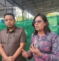 Rashidah mengadakan sidang media di Pusat Pengumpulan Kitar Semula Tekstil di Taman Kejiranan Desa Mawar pada Selasa.
