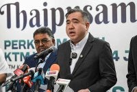 Anthony Loke bercakap pada Sidang Media Perkhidmatan Pengangkutan Awam Istimewa sempena Perayaan 2026 di KL Sentral pada Selasa. Foto Bernama