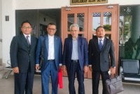 Mohd Daud (dua kanan) dan Muhamad (dua kiri) bersama peguam masing-masing setelah selesai proses mediasi di Mahkamah Alor Setar pada Selasa.