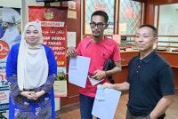Antara sebahagian penduduk Kelantan yang mengemukakan permohonan lesen mendulang emas pada 1 Januari lalu.