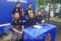 Hamidi Adam (tengah) pada sidang media Operasi Pemandu Warga Asing (Pewa) pada Selasa.