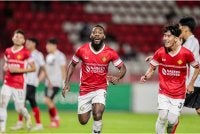 Emmanual Mbraga (tengah) meraihkan jaringan bersama rakan sepasukan semasa perlawanan Liga A1 Semi Pro apabila membelasah Seoul Phoenix 6-0 pada aksi di Stadium Sultan Muhammad IV, Kota Bharu, pada Selasa.