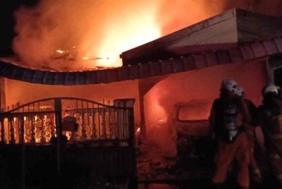 Tiga buah rumah teres satu tingkat di Taman Guar Perahu, Bukit Mertajam musnah dalam kebakaran pada awal pagi Selasa.