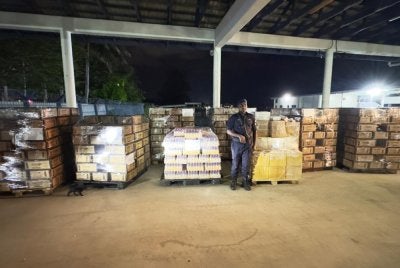 Anggota PPM Wilayah Tiga Kuantan bersama barang rampasan hasil pemeriksaan ke atas sebuah stor di Jalan Kuantan-Sungai Lembing pada Isnin.