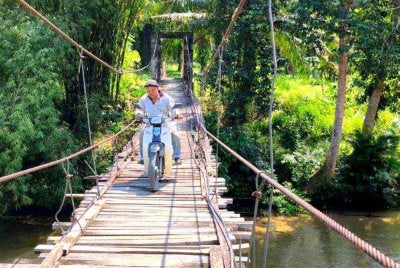 Walaupun berdepan bahaya yang boleh mengancam nyawa, namun Sakeri terpaksa menggunakan laluan tersebut. Foto Sinar Harian/Hazelen Liana Kamarudin