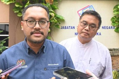 Mohd Dzulkarnain (kiri) ketika ditemui pemberita selepas Majlis Perhimpunan Bulanan dan Amanat Pengarah JPN Melaka Sempena Tahun Baharu 2026 di Kompleks Kementerian Dalam Negeri (KDN), Ayer Keroh pada Selasa.