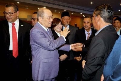 Hajiji (tengah) ketika bertemu dengan PPM yang dilantik pada majlis angkat sumpah fasa kedua di Menara Kinabalu.