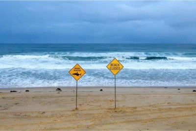 Semua pantai utara di Sydney telah ditutup sehingga diberitahu kelak. - Foto Agensi