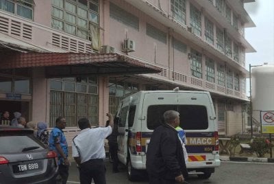 Sebuah van khas SPRM tiba di Hospital Melaka bagi membawa tertuduh ke Hospital Permai, Johor Bahru untuk pemeriksaan kesihatan psikiatri tertuduh.