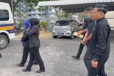 Kedua-dua suspek dibawa ke Mahkamah Majistret Kemaman bagi permohonan reman.