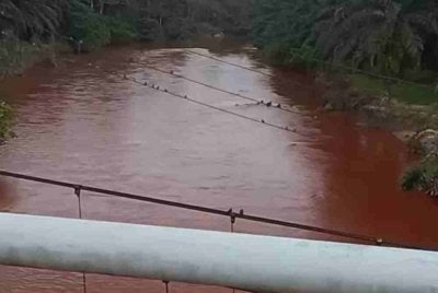 Keadaan air Sungai Lipis bertukar kemerahan yang dirakam di atas Jambatan Sengkela, Raub pada Isnin.