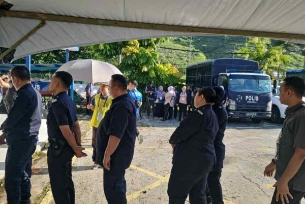 SPR mengambil langkah menutup pusat undian pedalaman lebih awal untuk elak risiko cuaca.