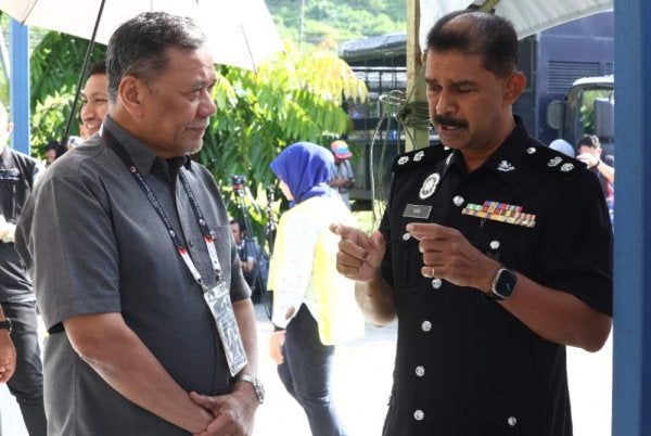 Pengerusi SPR, Datuk Seri Ramlan Harun bersama Ketua Polis Daerah Kinabatangan, Superintenden D Ravi (kanan) ketika meninjau proses pengundian awal bagi Pilihan Raya Kecil (PRK) Parlimen Kinabatangan dan Dewan Undangan Negeri (DUN) Lamag di Teratak Ibu Pejabat Polis Daerah Kinabatangan. Foto Bernama