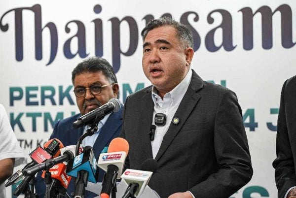 Anthony Loke bercakap pada Sidang Media Perkhidmatan Pengangkutan Awam Istimewa sempena Perayaan 2026 di KL Sentral pada Selasa. Foto Bernama