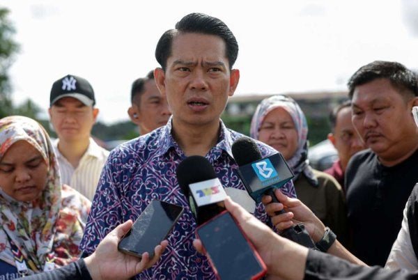 Mohd Ismail Ayob atau lebih dikenali sebagai Miha ketika ditemui pemberita semasa hadir meninjau proses pengundian awal sempena PRK Parlimen Kinabatangan dan DUN Lamag di Teratak Ibu Pejabat Polis Daerah Kinabatangan. Foto Bernama 