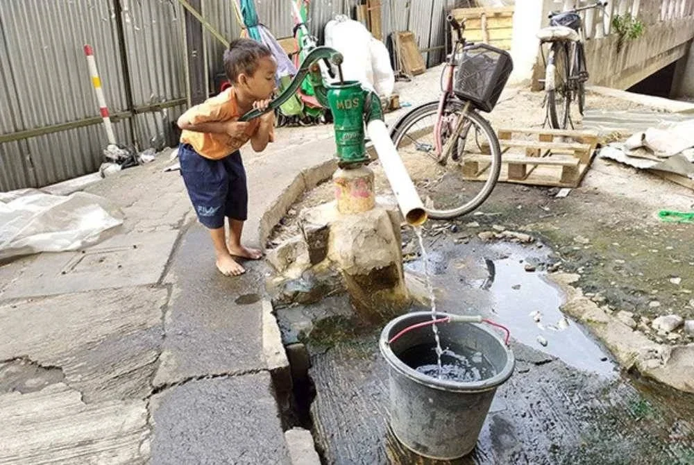 Pengekstrakan air bawah tanah salah satu faktor utama yang memburukkan lagi masalah tersebut.