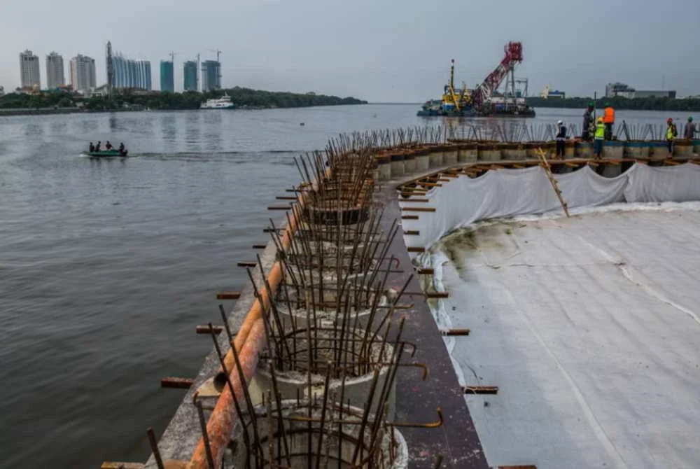 Projek pembinaan tembok konkrit yang bertujuan untuk melindungi ibu kota itu daripada ancaman banjir.