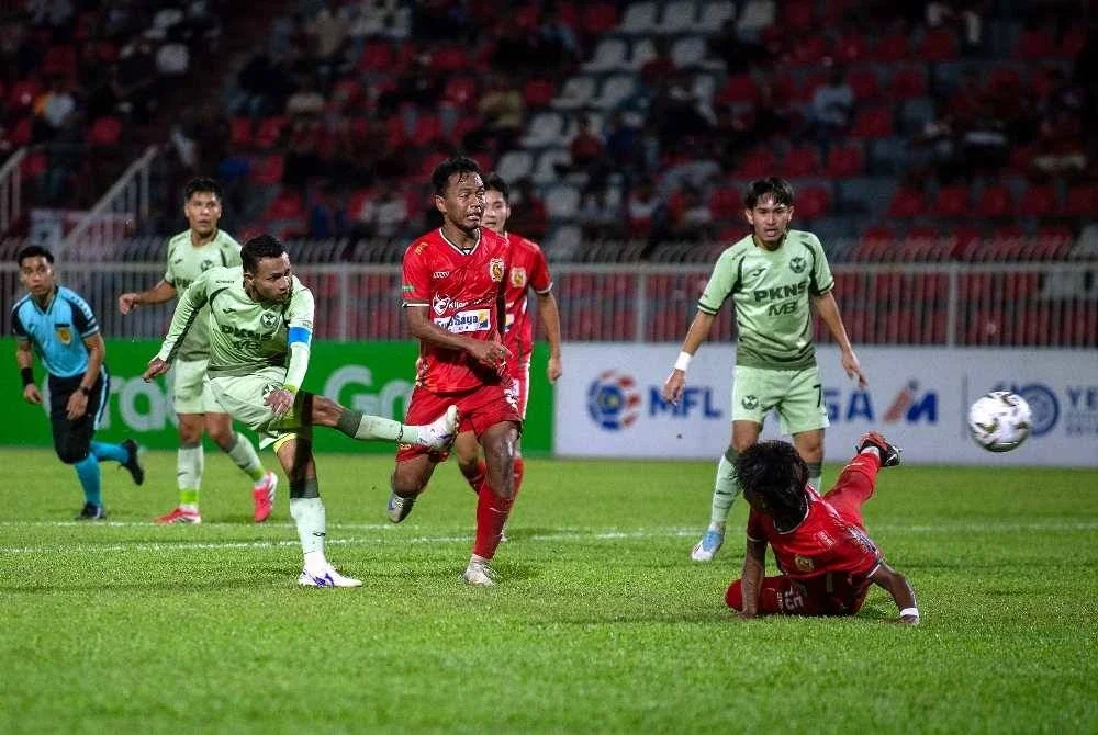 Faisal Halim (kiri) meledak gol kemenangan Selangor FC ketika mengalahkan Kelantan TRW 2-1 dalam aksi pertama pusingan 16 Piala Malaysia di Kota Bharu pada Isnin malam. Foto Bernama