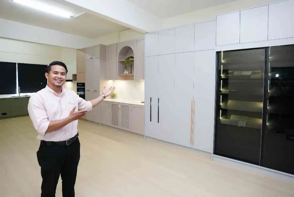Azizzul Hadi menunjukkan antara sampel reka bentuk kabinet dapur yang ditawarkan Prokitch Interior Design kepada pelanggan sebagai rujukan sebelum projek dilaksanakan.