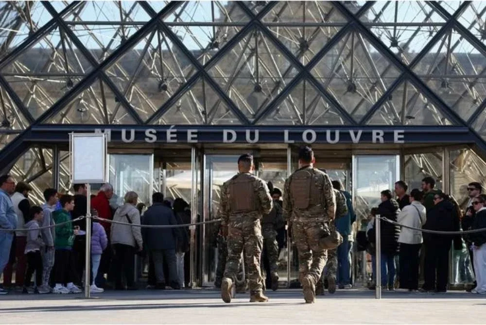 Pihak pengurusan Muzium Louvre menegaskan bahawa kakitangan tidak dilatih untuk berhadapan dengan pencuri dan diminta mengutamakan pemindahan pelawat ke lokasi lain.