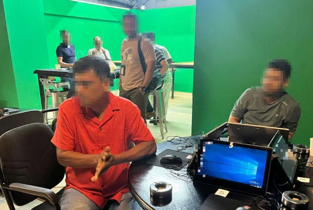 JIM menjalankan pemeriksaan ke atas individu di premis yang dipercayai terlibat dalam sindiket perjudian dalam talian di sekitar ibu negara pada Isnin. Foto: JIM