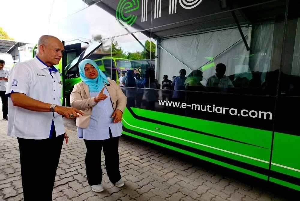 Masita (kanan) bersama Che Ibrahim semasa merasmikan Kempen Mutiara Sihat Sejahtera di Ibu Pejabat Konsortium E-Mutiara Berhad di Kota Bharu pada Rabu.Foto:SINAR HARIAN/HAZELEN LIANA KAMARUDIN
