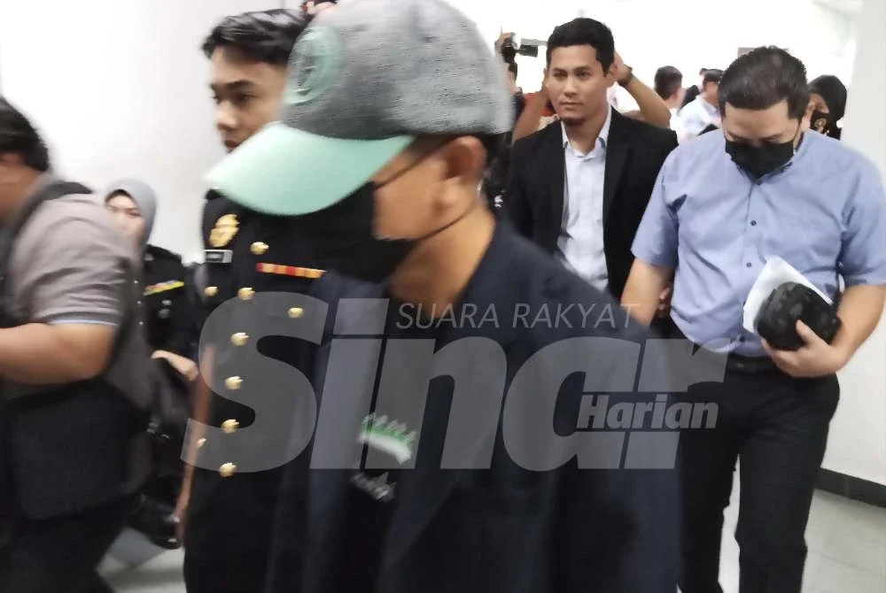 Hairizam (depan) dan Ridzal (belakang, kanan) mengaku tidak bersalah di Mahkamah Sesyen Johor Bahru pada Rabu.