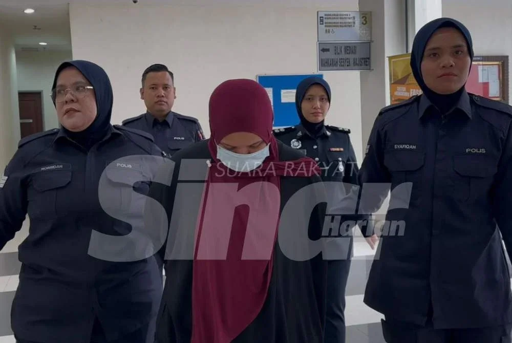 Nor Hasmal Hazwani (tengah) dibawa ke Mahkamah Sesyen Muar.