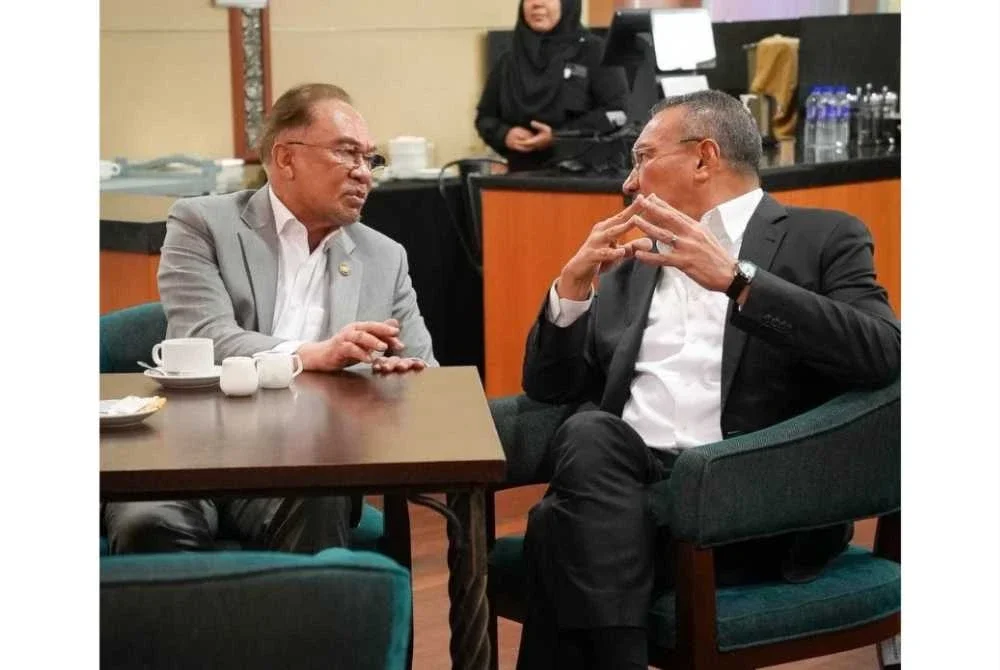 Hantaran terbaharu bekas Naib Presiden UMNO, Datuk Seri Hishammuddin Hussein pada Rabu mengundang pelbagai reaksi dalam kalangan warga maya.