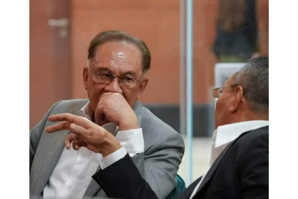 Foto pertemuan Anwar, Hishammuddin curi tumpuan.