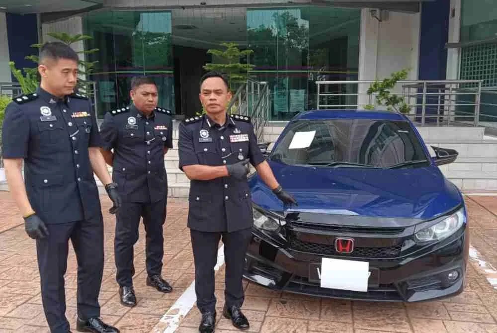 Raub (kanan) menunjukkan kereta yang dirampas daripada sindiket pengedaran dadah.