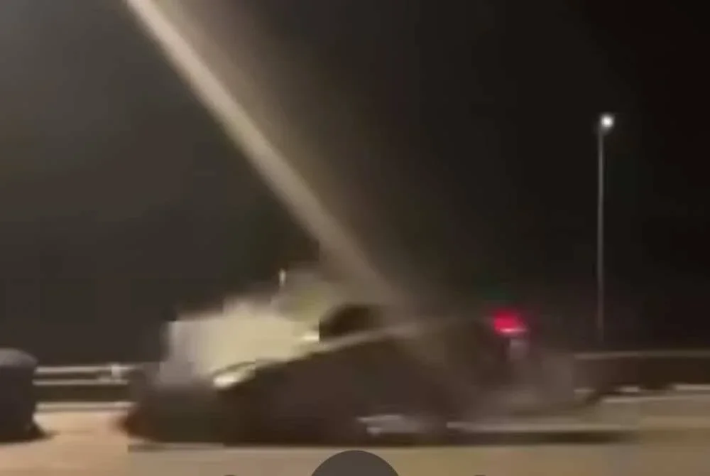 Dua individu maut, manakala dua lagi cedera parah dalam kemalangan membabitkan tiga kenderaan di kilometer 11.9 Lebuhraya Persekutuan menghala ke Klang.