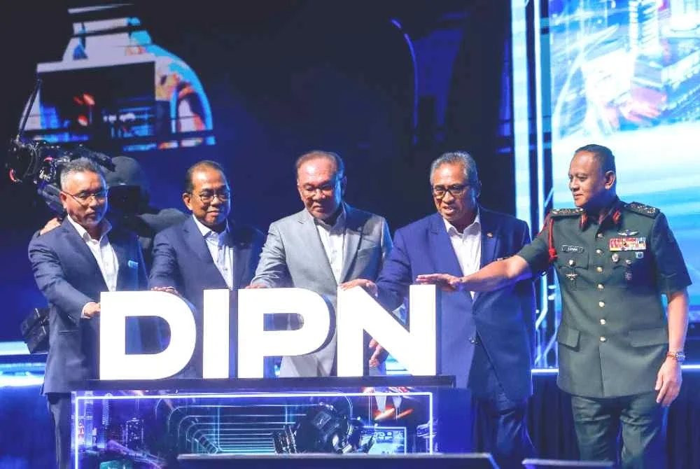 Anwar (tengah) ketika menghadiri Majlis Peluncuran Dasar Industri Pertahanan Negara di MITEC pada Selasa. Foto Bernama