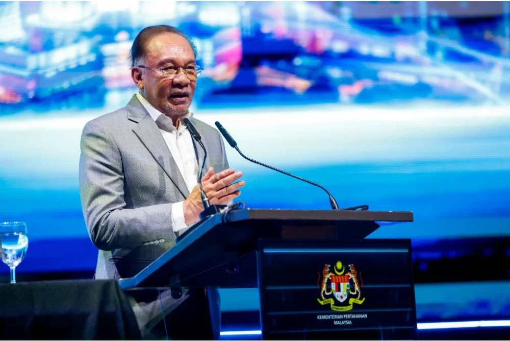Anwar berucap pada Majlis Peluncuran Dasar Industri Pertahanan Negara di MITEC pada Rabu. Foto Bernama