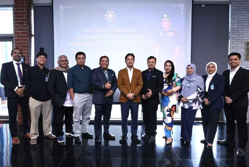 Azam (tengah) ketika majlis Sesi Dialog Eksklusif Pempengaruh Media Sosial Bersama Ketua Pesuruhjaya SPRM di Ibu Pejabat SPRM Putrajaya pada Rabu.